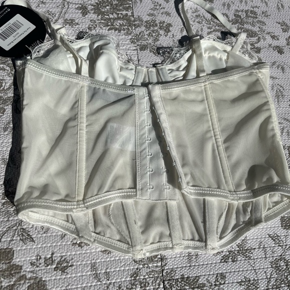 White fox white lace corset size small - Picture 6 of 6